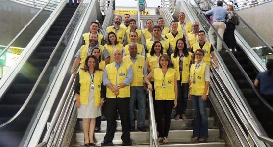 Grupo de gestores e funcionários do Aeroporto de Fortaleza posando para foto dentro do saguão do terminal de passageiros.