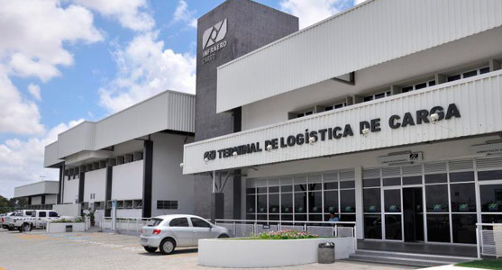 Fachada frontal do terminal de logística de carga do Aeroporto do Recife.