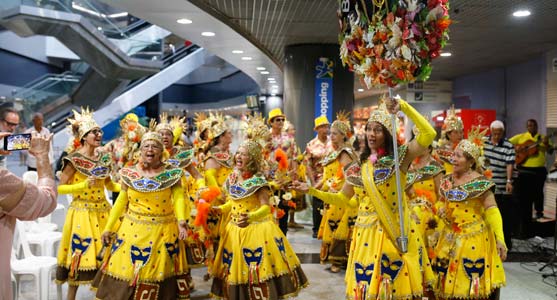 As passistas do Bloco das Flores durante sua apresentação em celebração ao Dia da Mulher no Aeroporto do Recife.