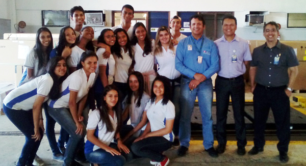 um grupo de 15 estudantes do curso de Logística do Serviço Nacional de Aprendizagem Industrial (Senai) de Pernambuco visitou